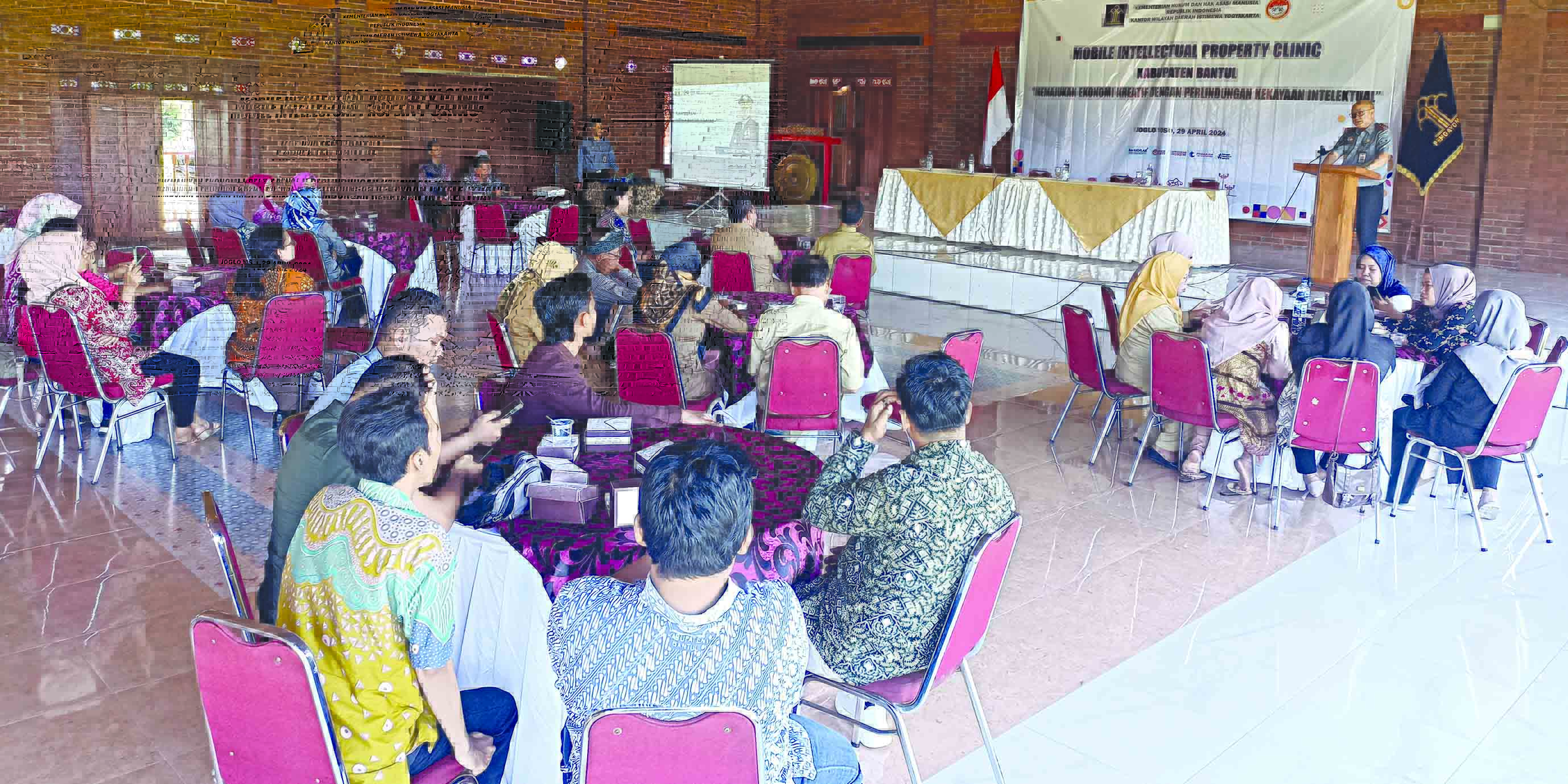 FOKUS: Pelaku ekonomi kreatif di Bantul saat mengikuti sosialisasi terkait hak kekayaan intelektual oleh Kanwil Kemenkumham DIJ dan Dinas Pariwisata Bantul kemarin (29/4). (Gregorius Bramantyo/Radar J