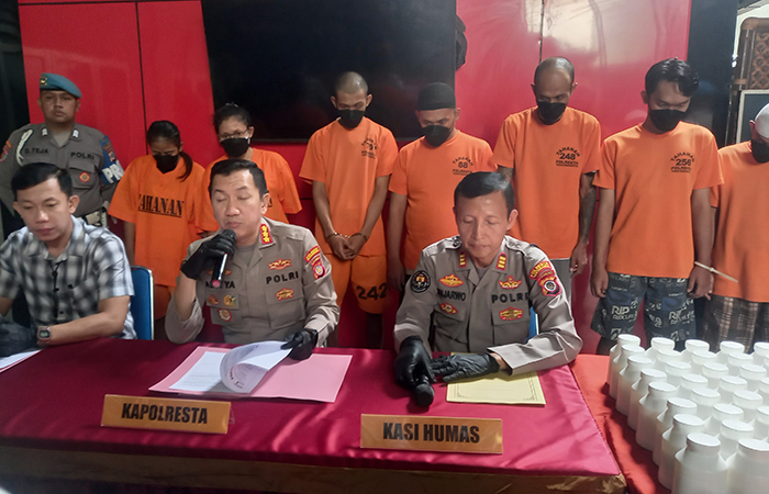MERESAHKAN: Kapolresta Jogja Kombes Aditya Surya Dharma (depan tengah) saat menjelaskan jajarannya yang menangkap tujuh tersangka narkoba dan obaya (30/4).KHAIRUL MA