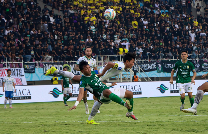 DIKEPUNG : Sejumlah pemain Persib Bandung mengawal ketat pergerakan pemain PSS Sleman Esteban Viscarra di Stadion Manahan, Solo, kemarin (30/4).M IHSAN/RADAR SOLO