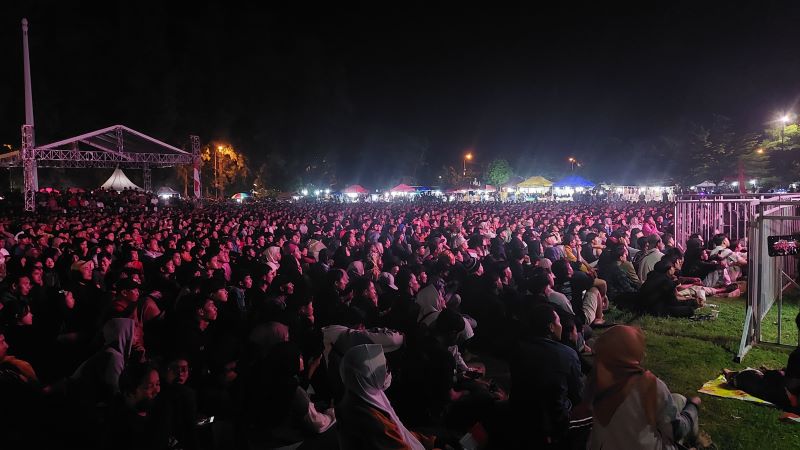 Suasana nobar pertandingan semifinal timnas Indonesia U-23 vs Uzbekistan di Alun-alun Alwa Kulon Progo, Senin (29/4/2024) malam. Penonton memadati Alwa untuk mendukung timnas berlaga.