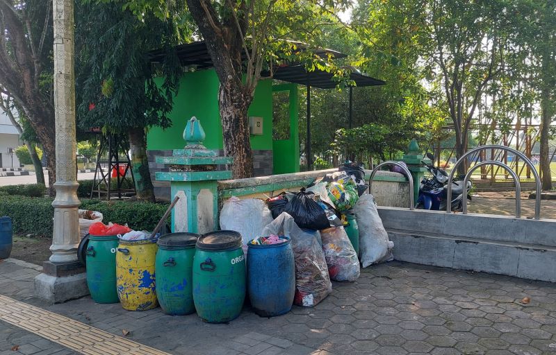 Tumpukan sampah di pojokan alwa yang dikumpulkan petugas kebersihn, Selasa (30/4/2024) pagi, pasca digelarnya acara nobar pertandingan semifinal timnas Indonesia U-23 vs Uzbekistan.