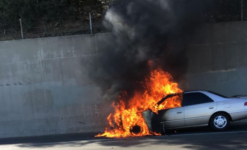 Mobil terbakar.
