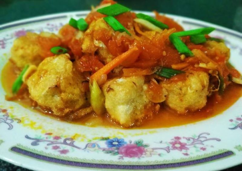 Resep bola tahu dengan saus asam manis.