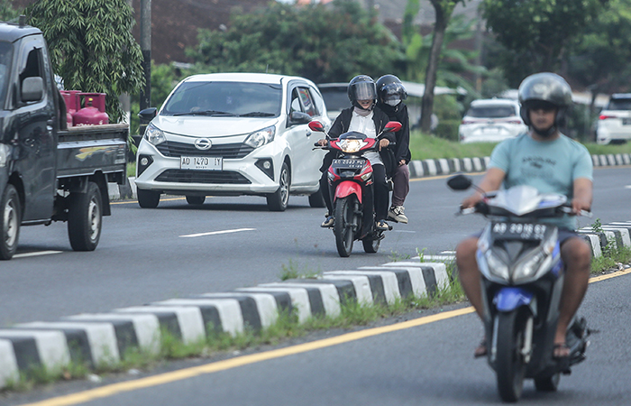 TAK DISIPLIN : Pengendara motor melitas di lajur cepat di kawasan Ringroad Timur, Banguntapan, Bantul, Senin (29/4).