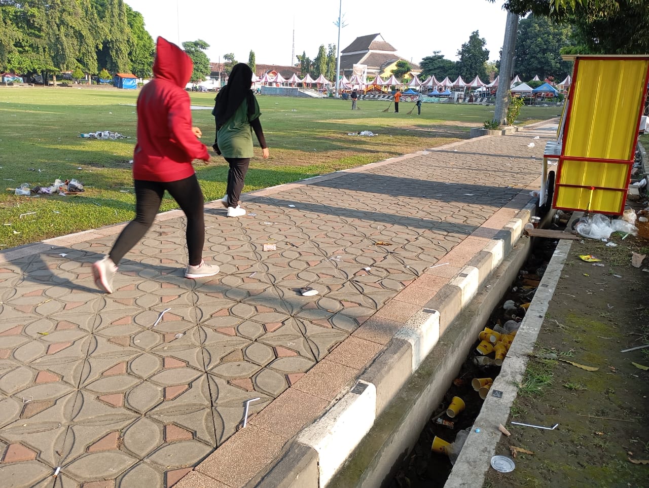 BERSIHKAN: Suasana sampah yang berserakan di Lapangan Denggung pada Selasa (30/4) pagi atau pasca nobar semifinal Piala Asia U-23 2024 antara Timnas Indonesia melawan Uzbekistan.