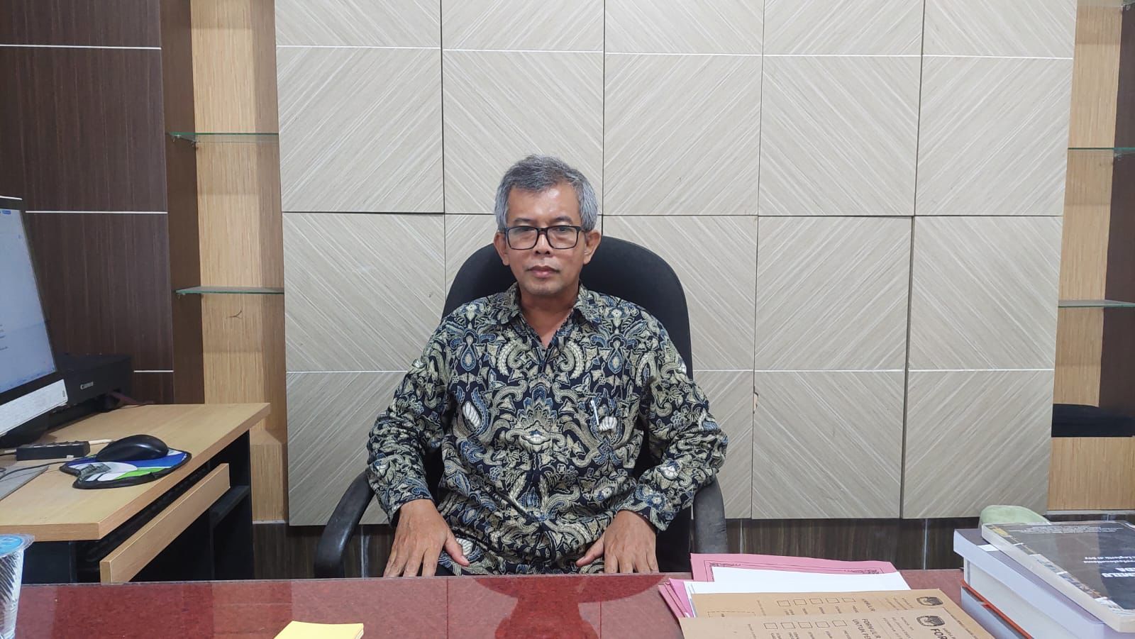 ADEM AYEM: Ketua KPU Kulon Progo Budi Priyana saat menjelaskan terkait pilkada di Kulon Progo. (Anom Bagaskoro/Radar Jogja)