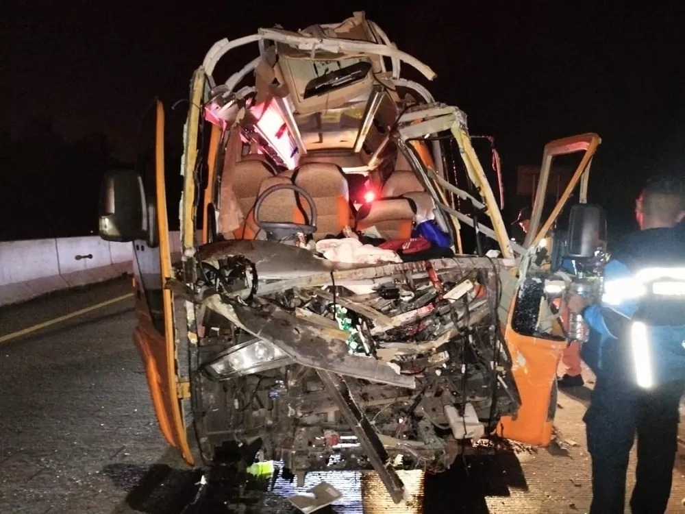 Kondisi mobil elf yang ringsek usai kecelakaan di Jalan Tol Batang-Semarang