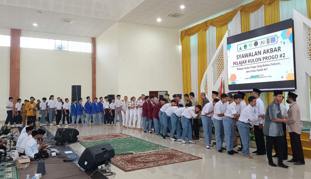 RUKUN - Syawalan akbar pelajar sekolah di wilayah Kabupaten Kulonprogo pada Senin (29/4/2024)