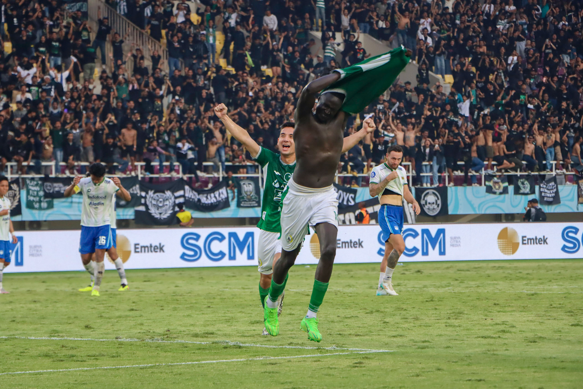 PASTI: Pemain PSS Sleman Ajak Riak usia mencetak gol ke gawang Persib Bandung di Stadion Manahan Solo Selasa (30/4).