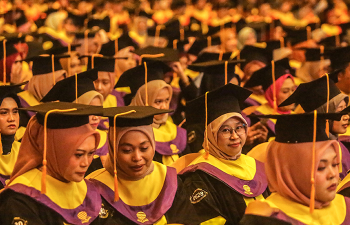 KHIDMAT: Ribuan mahasiswa Universitas Terbuka (UT) Yogyakarta saat mengikuti wisuda (30/4). Seluruhnya langsung diwisuda oleh Wakil Rektor Bidang Akademik Mohamad Yunus.