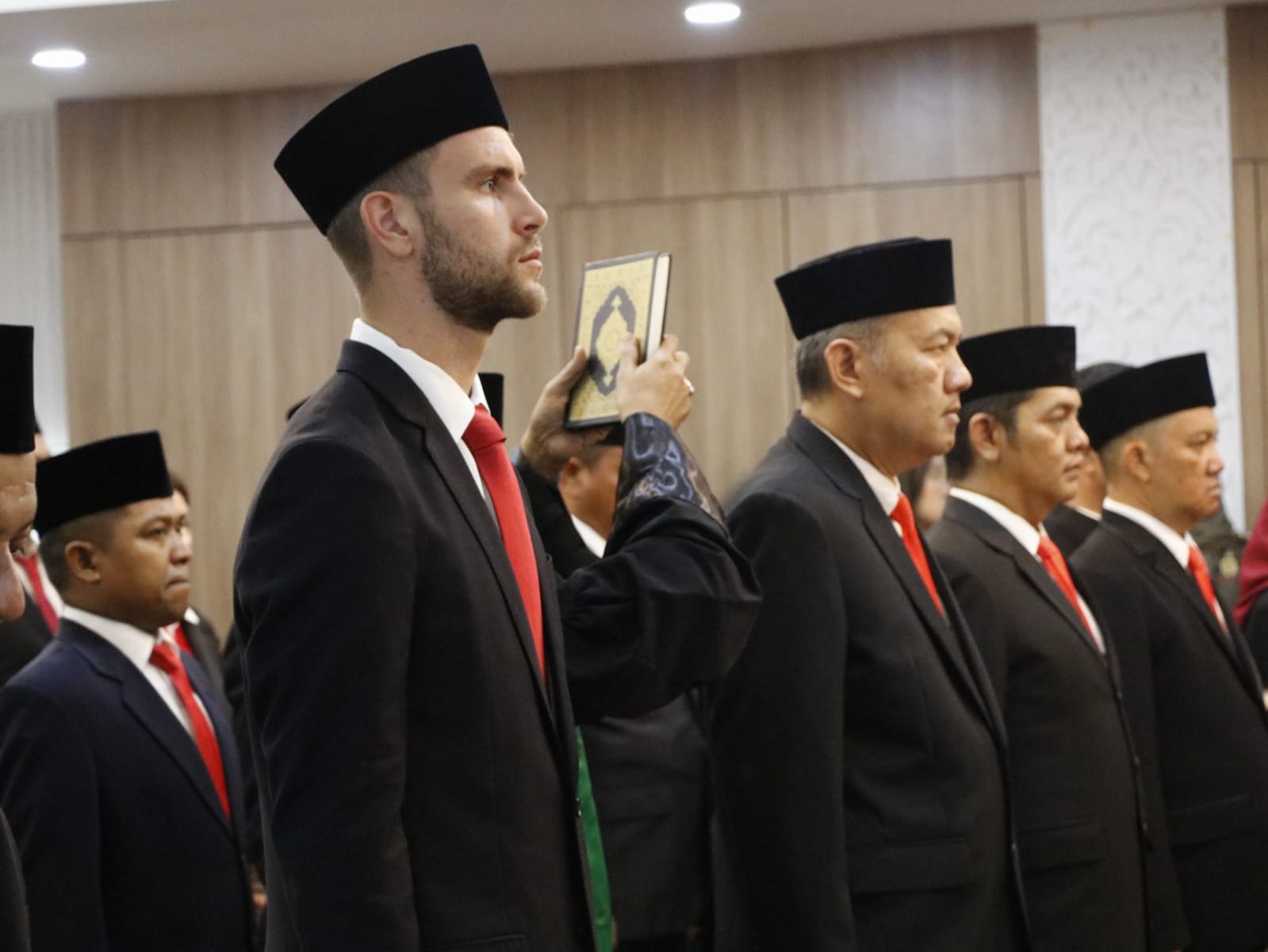 Marteen Paes resmi menjadi WNI usai melakoni sumpah di Kanwil Kemenkumham Jakarta (Jakarta.Kemenkunham.co.id)