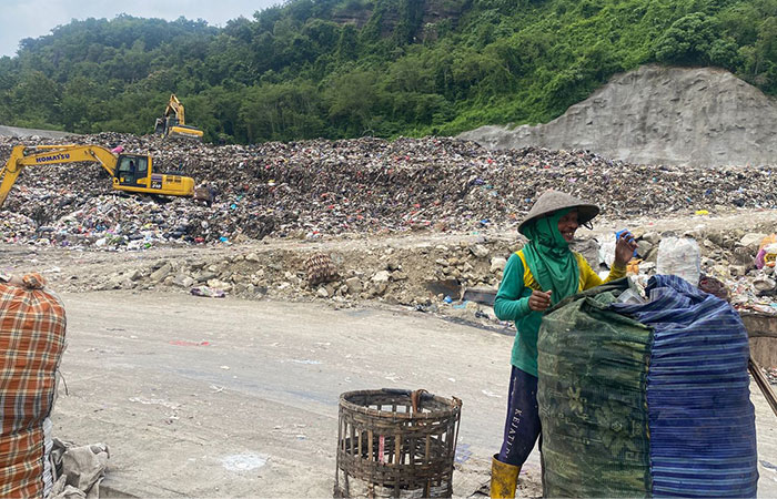 MASIH NORMAL: Para pemulung yang masih beraktivitas di TPST Piyungan kemarin (30/4).