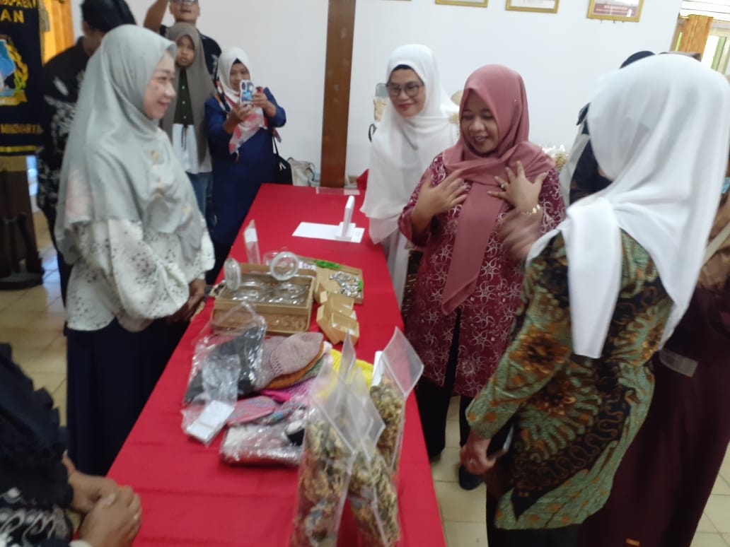 FOTO// IWAN NURWANTO   CAPTION: Bupati Sleman Kustini Sri Purnomo saat meninjau produk-produk UMKM di Kantor Kalurahan Minomartani, Ngaglik pada Rabu (1/ 5).