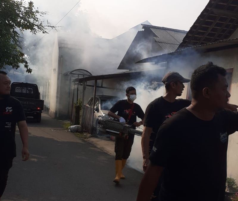 Pengurus Kampung Jogokaryan melakukan fogging berantas nyamuk demam berdarah.