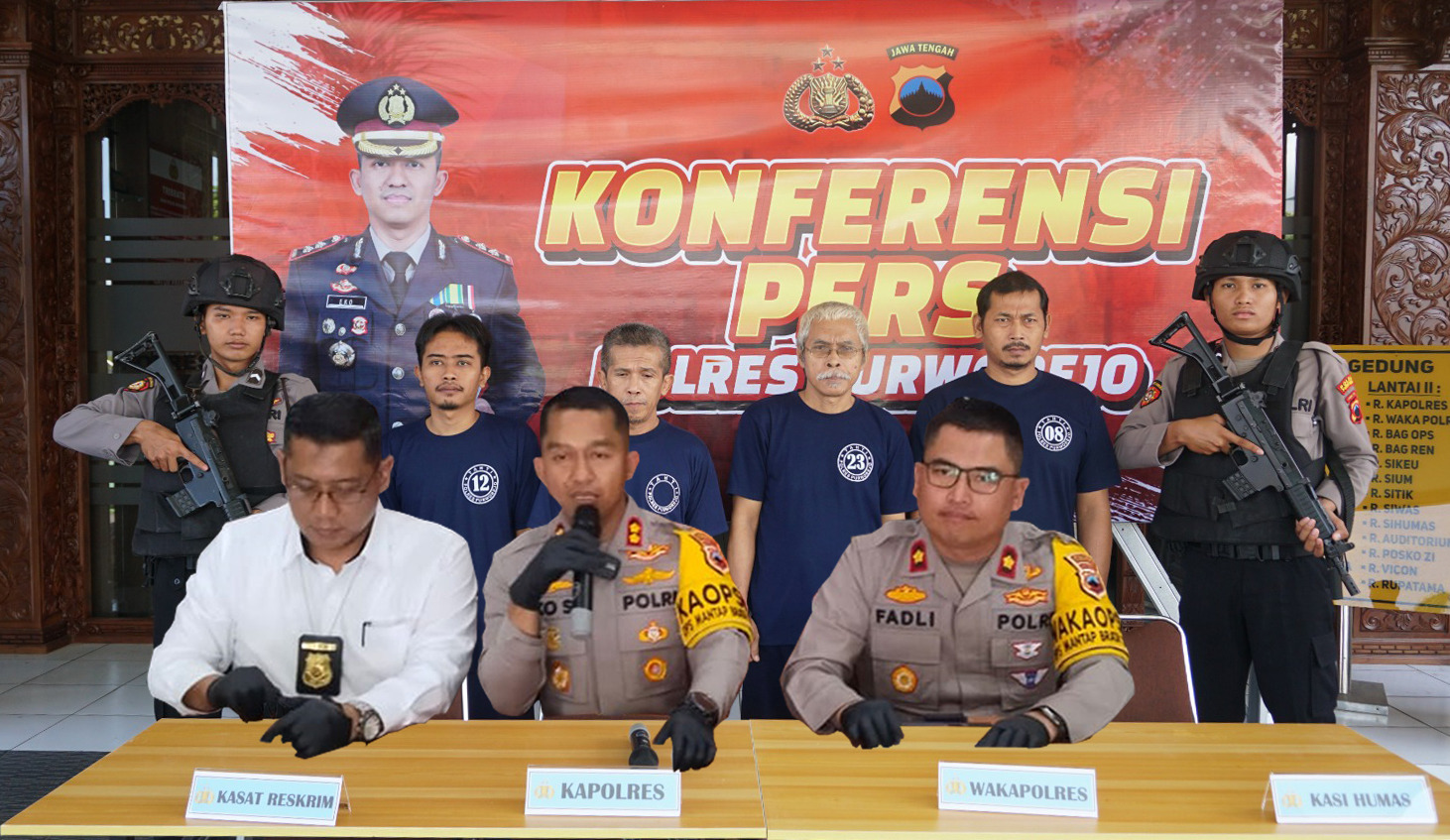 Kapolres Purworejo AKBP Eko Sunaryo saat menghadirkan empat tersangka judi ceki di konferensi pers didampingi Waka Polres Purworejo Kompol Fadli dan Kasat Reskrim AKP Catur Agus Yudo Praseno