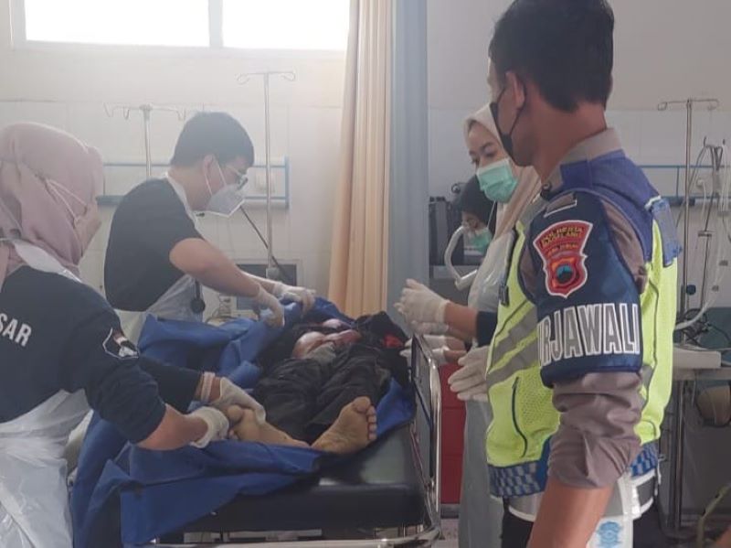 EVAKUASI: Seorang remaja terlindas truk di Manglong, Salaman, Magelang, Rabu (1/5/2024) dalam penanganan medis.