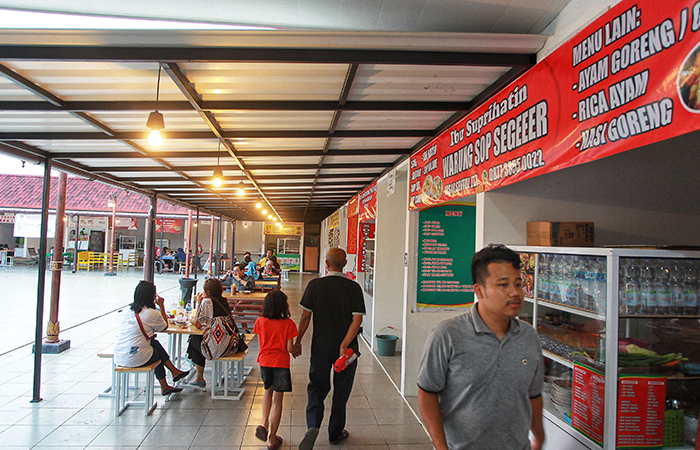 MASIH SEPI: Suasana zona kuliner di Pasar Sentul, Kota Jogja,(1/5). Penjual kuliner di lokasi tersebut mengeluhkan menurunnya pendapatan mereka dan ditambah biaya sewa kios yang relatif tinggi.