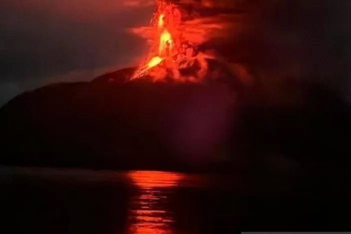 Erupsi Gunung Ruang di Kabupaten Kepulauan Sitaro, Maluku Utara, Selasa (30/4/2024).