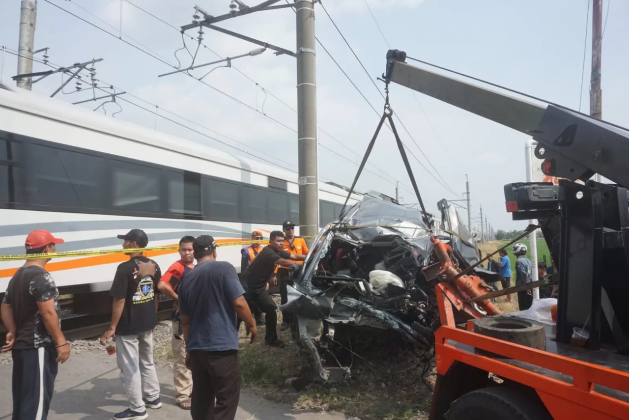 Kondisi mobil Toyota Etios Valco AD 8704 DO yang tertabrak KA Argo Wilis di perlintasan tanpa palang pintu Desa Boto, Kecamatan Wonosari, Klaten, Rabu (1/5/2024).