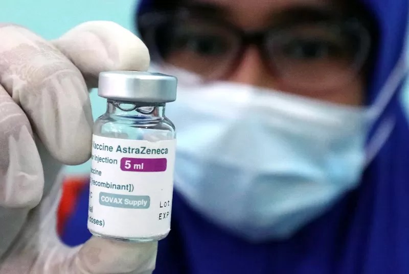 Petugas Medis menunjukkan Vaksin AstraZeneca saat Vaksin Covid-19 untuk masyarakat Sunter Agung, Jakarta, Senin (24/5/2021).