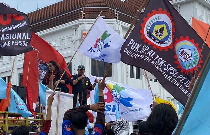 TURUN KE JALAN: Massa  dari berbagai elemen buruh  melakukan aksi damai  memperingati Hari Buruh  Internasional dari Tugu Jogja  hingga kawasan Malioboro,  Kota Jogja , Rabu (1/5).
