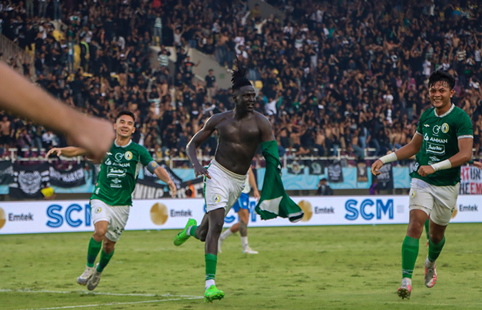 SELEBRASI: Penyerang PSS Sleman Ajak Riak melakukan selebrasi dengan membuka baju usai mencetak  gol melalui tendangan penalti ke gawang Persib Bandung di Stadion Manahan, Solo, Selasa (30/4