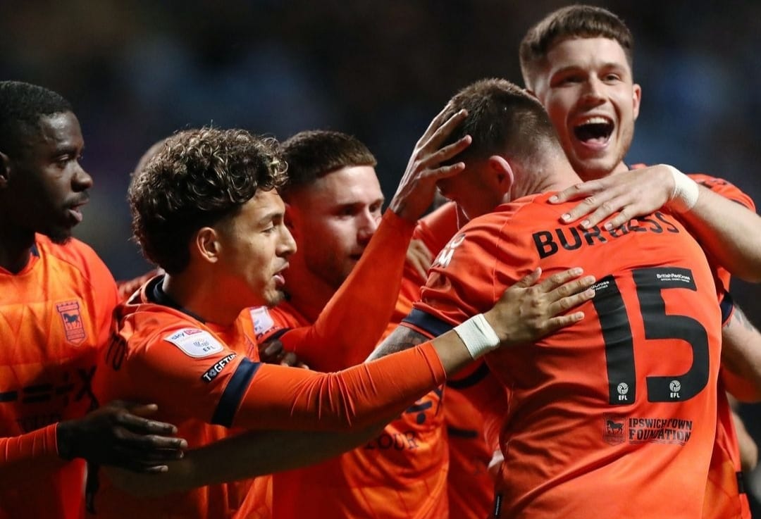 KOMPAK: Selebrasi penggawa Ipswich Town usai Cameron Burgess mencetak gol kemenangan atas Coventry City (ig ipswichtown)