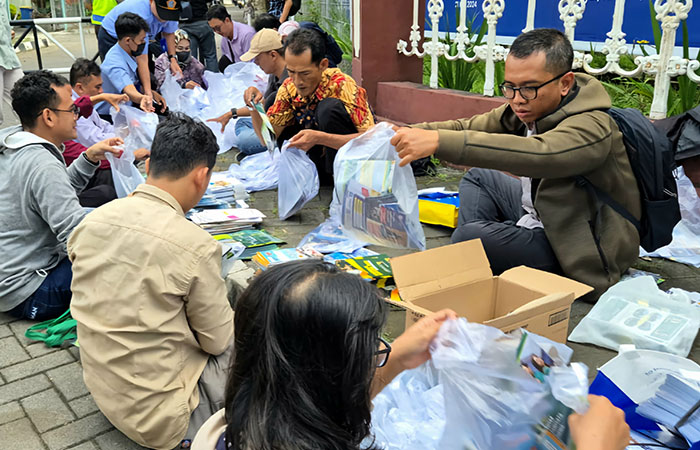 JADI PILIHAN: Kegiatan tim Penerimaan Mahasiswa Baru (PMB) Universitas Widya Mataram saat membagikan brosur Selasa (30/4).