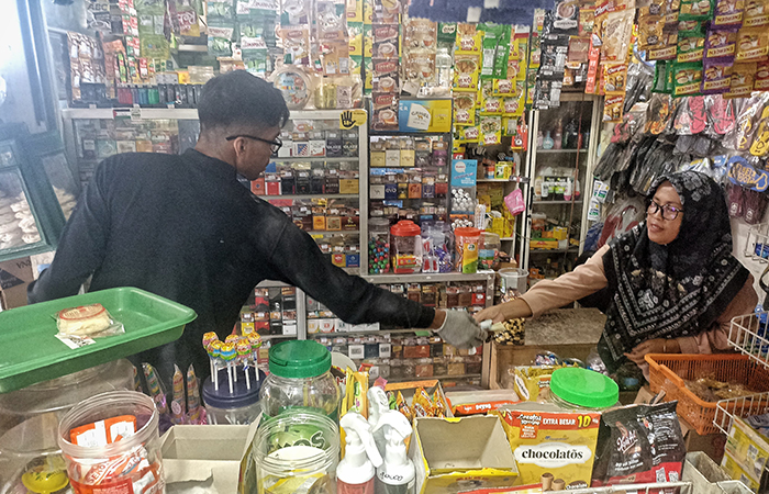 UNTUNGKAN PEMBELI: Penjual melayani pembeli di salah satu Warung Madura di Jalan Mataram, Danurejan, Kota Jogja, kemarin (2/5).Gregorius Bramantyo/Radar Jogja