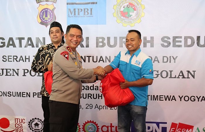 KEPEDULIAN: Kapolda DIY Irjen Pol Suwondo Nainggolan menyerahkan bantuan untuk para buruh dalam rangka memperingati Hari Buruh 2024.POLDA DIY