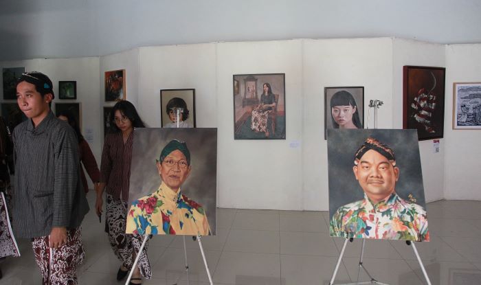 Pelajar mengamati  lukisan yang dipajang dalam pameran karya seni pelajar dan mahasiswa untuk  memeriahkan peringatan Hari Pendidikan Nasional, di kompleks Stadion Mandala Krida, Jogja, Kamis (2/5)