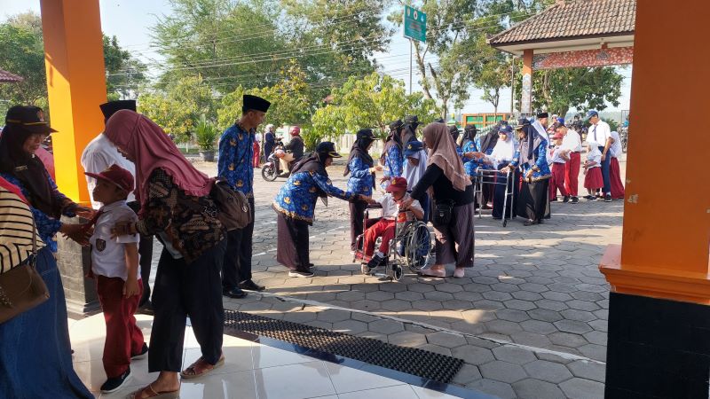 Upacara Peringatan Hardiknas di SLBN 1 Kulon Progo diikuti warga sekolah dengan penuh khidmat.