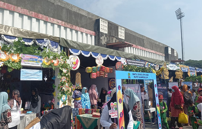 MEIAH: Pengunjung memadati area Bantul School Expo (BSE) di Kompleks Stadion Sultan Agung (SSA), kemarin (2/5). Kegiatan ini akan berlangsung hingga Selasa (7/5).Khairul Ma