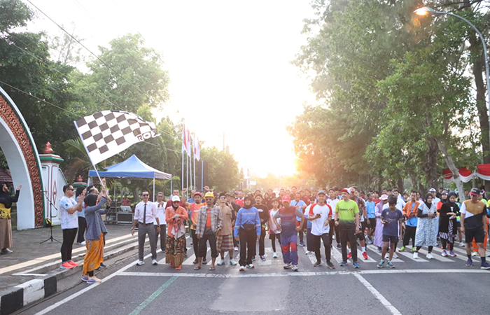 OUTFIT BEBAS: Fun run dengan peserta memakai kostum bebas yang digelar Kulon Progo untuk memperingati Hari Buruh 1 Mei 2024.Anom Bagaskoro/Radar Jogja
