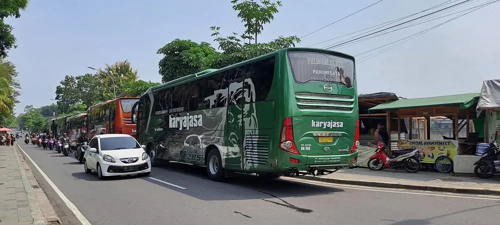 Bus pengunjung Candi Borobudur parkir di tepi jalan Dusun Janan, Borobudur, Kabupaten Magelang