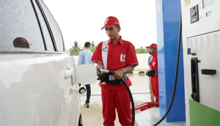 Pengisian Bahan Bakar Minyak untuk kendaraan bermobil di SPBU