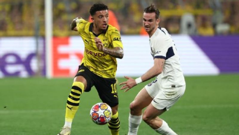 Jadon Sancho coba mendrible bola melewati hadangan pemain PSG di Signal Iduna Park (GETTY)