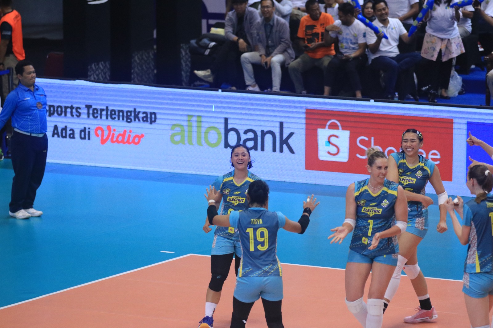 Tm Putri Jakarta Electric PLN saat bertanding di GOR Amongrogo pada putaran pertama lalu.