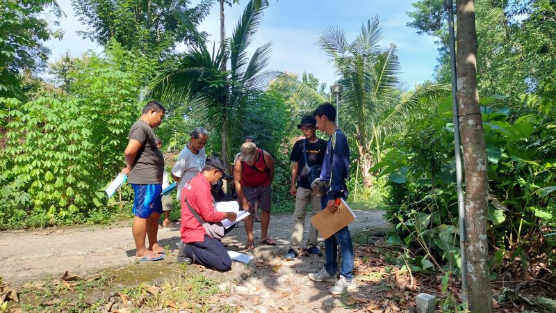 Antusias: Masyarakat ikut serta dalam pendataan yang dilakukan oleh tim survei.