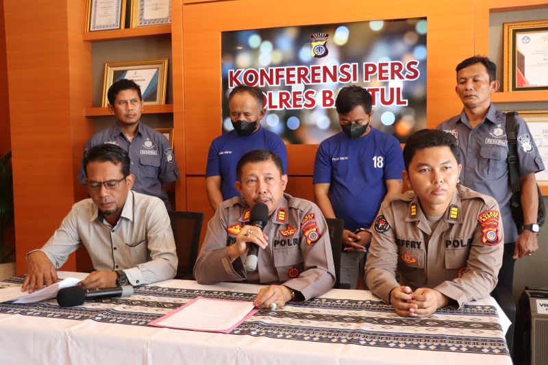 Jajaran Polres Bantul saat menghadirkan tersangka dan barang bukti dalam jumpa pers di Mapolres Bantul, Kamis (2/5/2024).