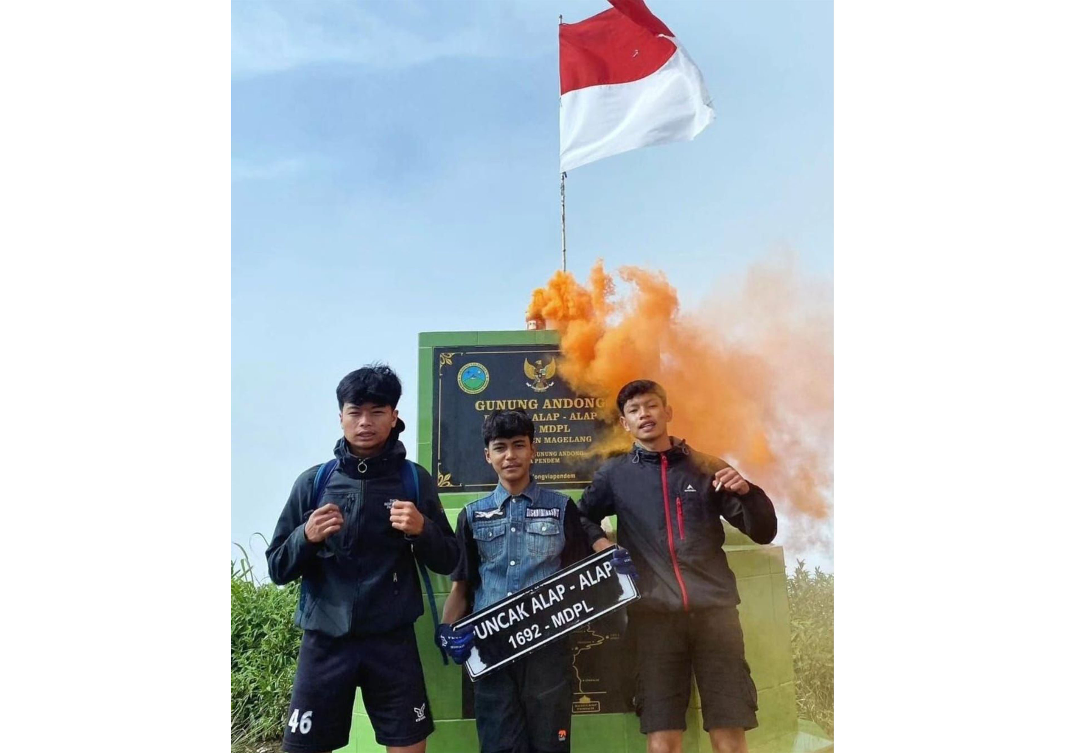 NEKAT: Beberapa pendaki menyalakan asap flare di puncak alap-alap Gunung Andong pada Rabu (1/5/2024). Foto mereka telah tersebar di beberapa media sosial.