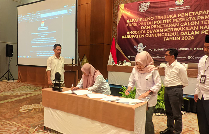 LANCAR: Rapat pleno KPU Gunungkidul tentang penetapan caleg terpilih hasil Pemilu 2024 pada Kamis (2/4).Andi May/Radar Jogja