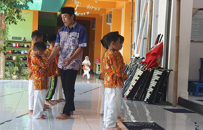 UNGGUL - Sejumlah murid SD Muhammadiyah Al Mujahidin Wonosari belajar menjalankan salat bersama dengan guru pembimbing pada Kamis (2/5/2024).