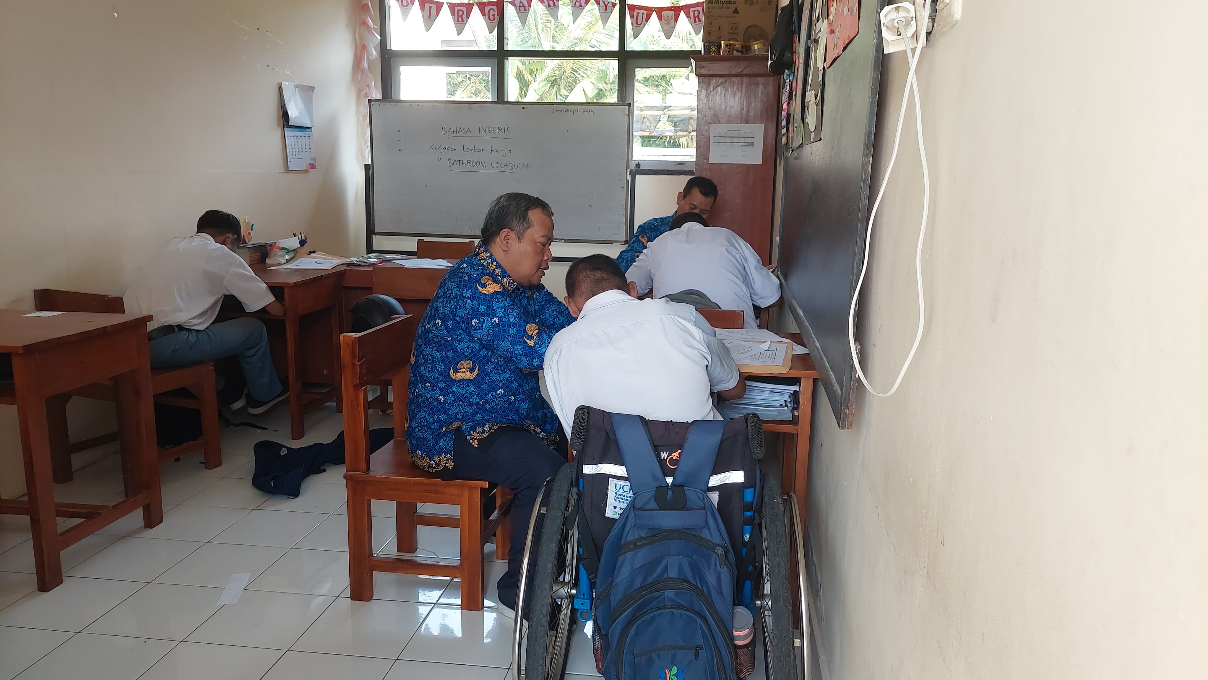 Suasana kelas di SLBN 1 Kulon Progo saat peserta ujian mengerjakan soal.