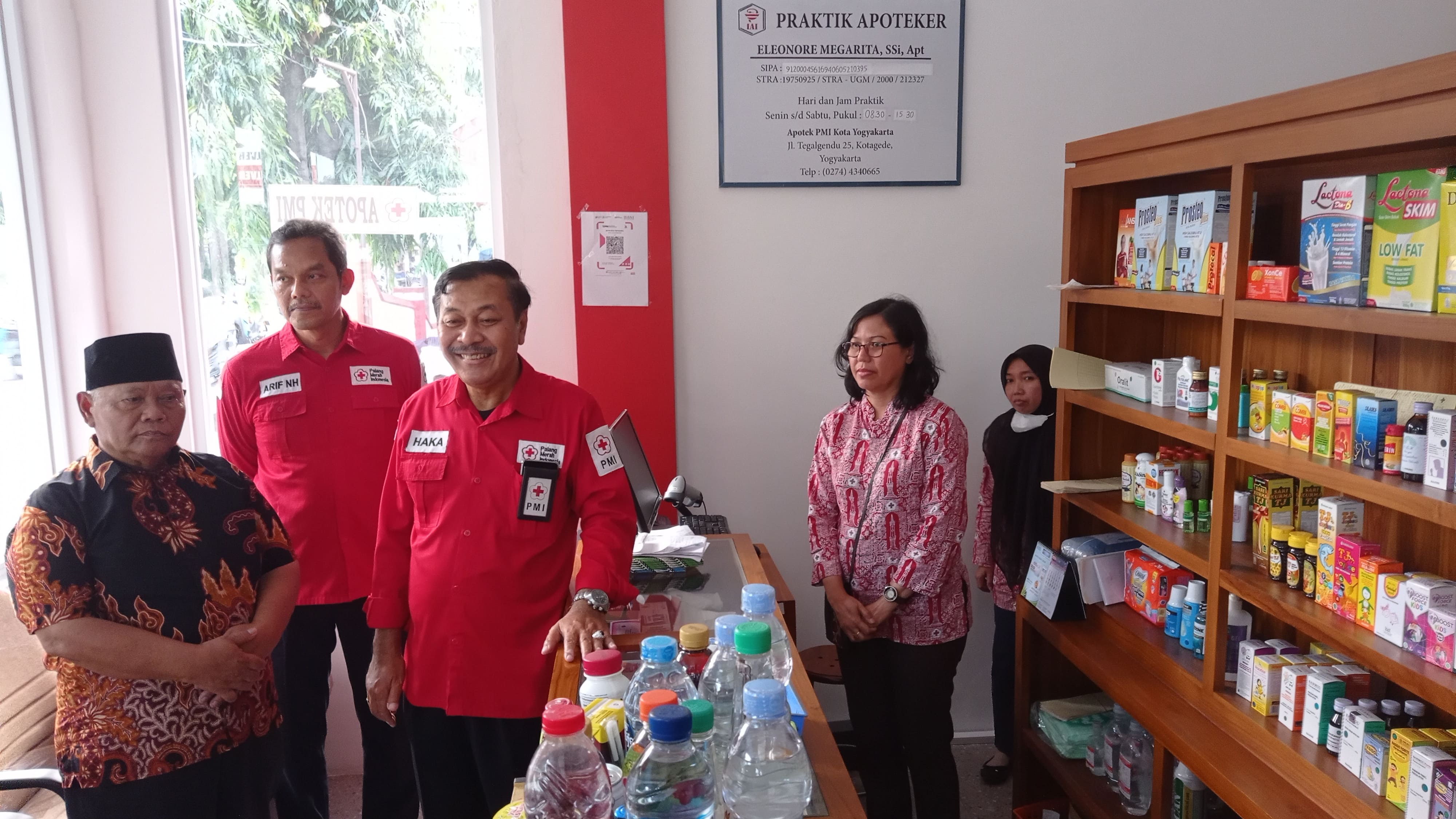 Plt Ketua PMI Kota Jogja Hakka Astana (tengah) didampingi pengurus lainnya meresmikan apotek PMI Kota Jogja di Jalan Tegalgendu Kotagede.