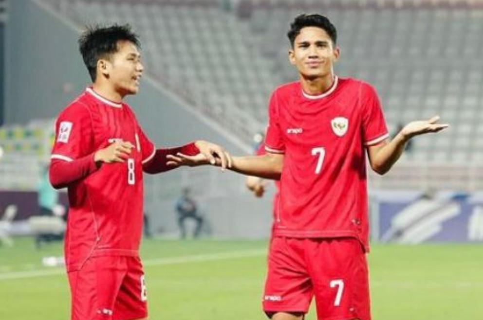 Marselino Ferdinand (kanan) bersama Witan Sulaeman saat membela tim Indonesia U-23