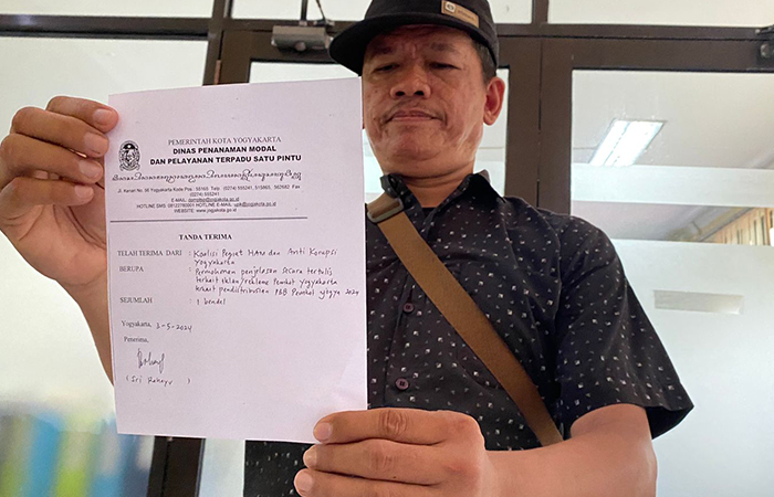 Koordinator Koalisi Pegiat HAM dan Anti Korupsi Yogyakarta Tri Wahyu saat ditemui di Kompleks Balai Kota Timoho, (3/5).Agung Dwi Prakoso/Radar Jogja