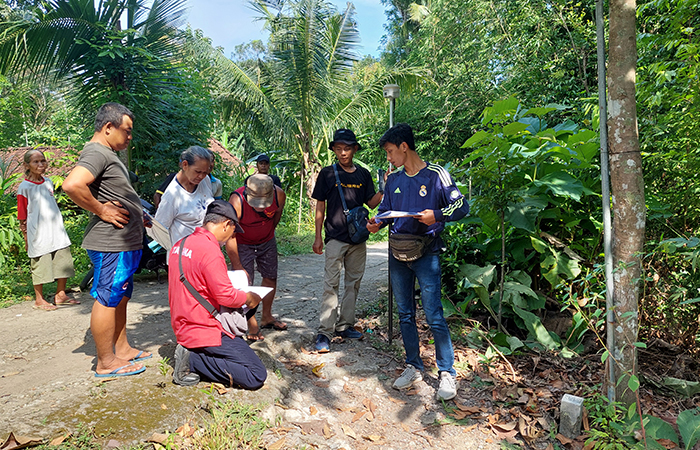 ANTUSIAS: Warga ikut dalam pendataan bidang tanah terimbas proyek tol yang dilakukan oleh tim survei di Kalipenten (Kalurahan Kaliagung) dan Derwolo (Pengasih).