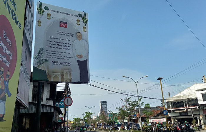 MENJAMUR: Baliho Agus Santoso yang mencalonkan diri sebagai calon bupati Bantul dalam pilkada di simpang empat Klodran.