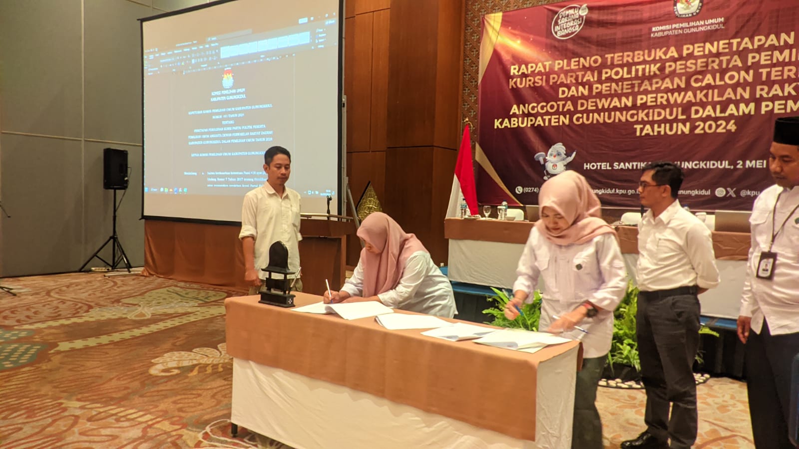Rapat Pleno KPU Gunungkidul tentang penetapan caleg terpilih di hotel Santika, Kamis (2/4) malam.